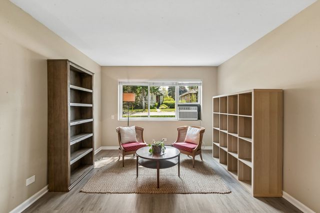 727 S Maple Avenue 102, Oak Park, IL 60304