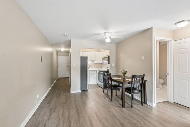 727 S Maple Avenue 102, Oak Park, IL 60304