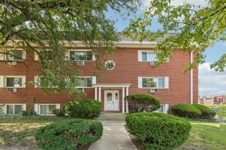 727 S Maple Avenue 102, Oak Park, IL 60304