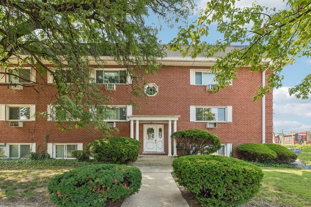 727 S Maple Avenue 102, Oak Park, IL 60304
