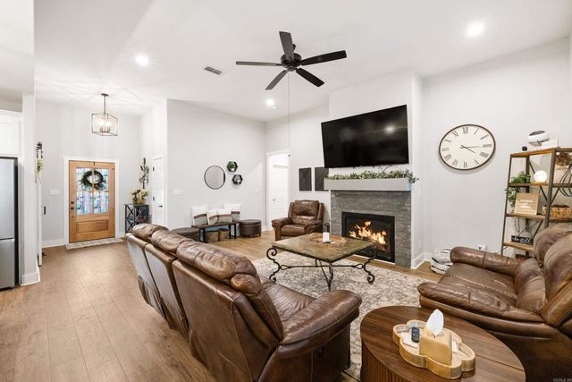 6000 Zumbehl Cove, Benton, AR 72019