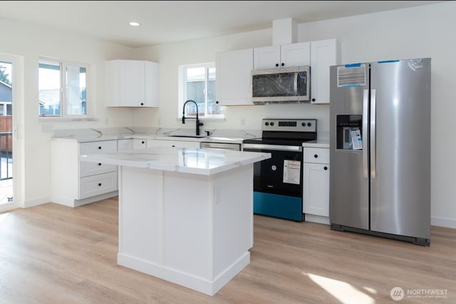 704 N 3rd Street, Westport, WA 98595