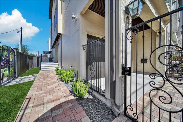 2301 Couch Street, Houston, TX 77008