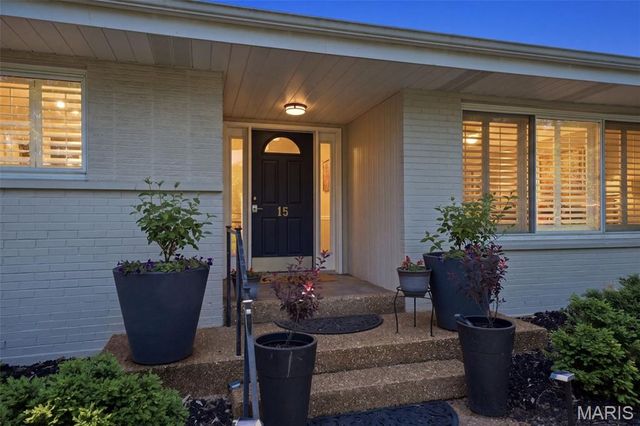 15 Glen Creek Lane, St Louis, MO 63124