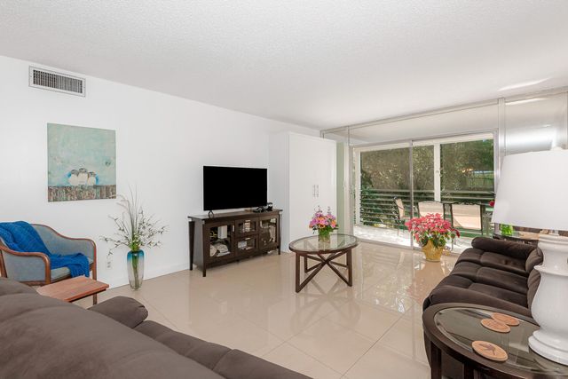 2102 Lucaya Bend J3, Coconut Creek, FL 33066