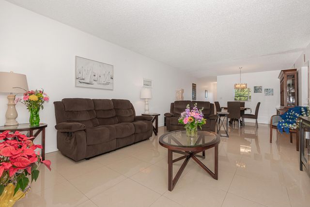 2102 Lucaya Bend J3, Coconut Creek, FL 33066