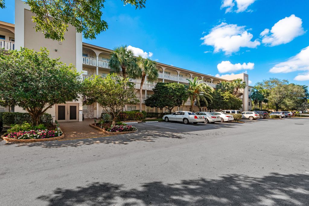 2102 Lucaya Bend J3, Coconut Creek, FL 33066