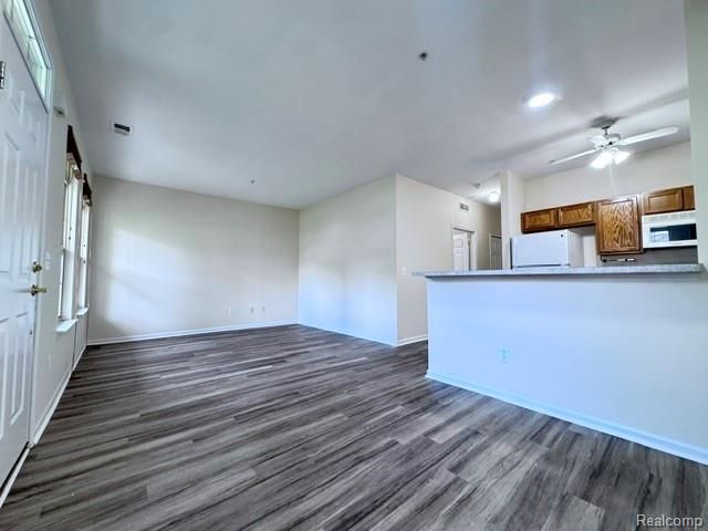 488 Village Drive, Walled Lake, MI 48390