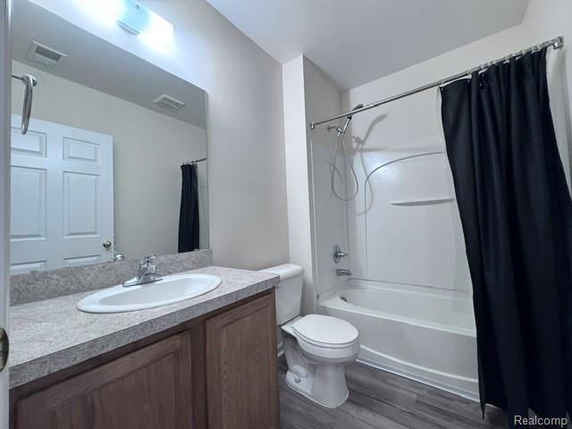 488 Village Drive, Walled Lake, MI 48390