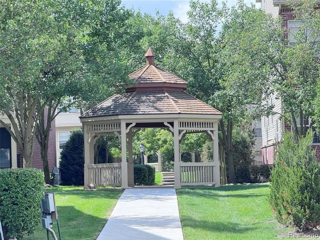 488 Village Drive, Walled Lake, MI 48390