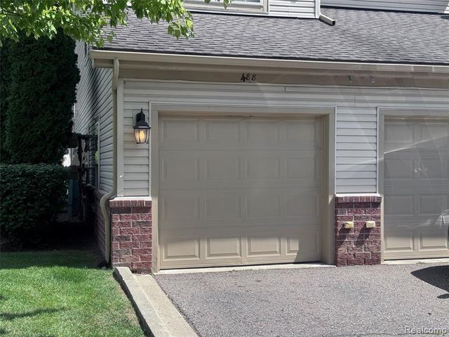 488 Village Drive, Walled Lake, MI 48390