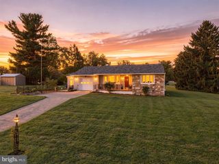 8 TWIST DR, Southampton, PA 18966