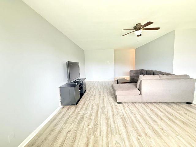 3108 Roberts Drive 6, Woodridge, IL 60517