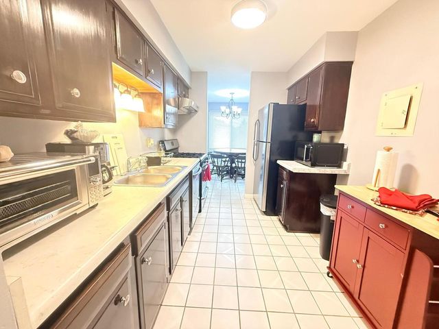 3108 Roberts Drive 6, Woodridge, IL 60517