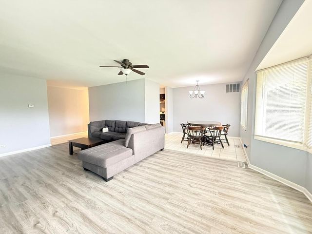 3108 Roberts Drive 6, Woodridge, IL 60517