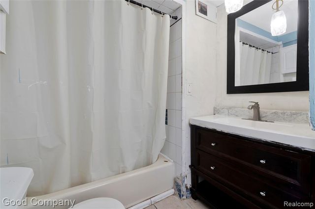 21560 Collingham Avenue, Farmington, MI 48336