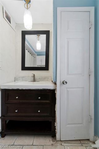 21560 Collingham Avenue, Farmington, MI 48336