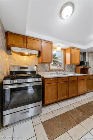 21560 Collingham Avenue, Farmington, MI 48336