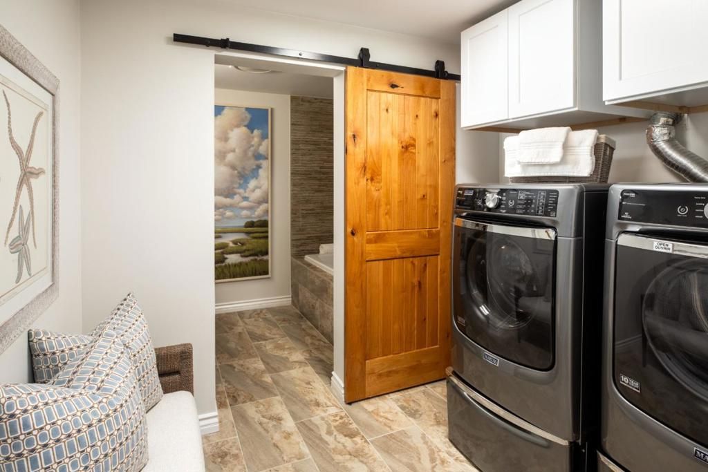 Image 16 of property listing at 3076 Oak Knoll Drive, Redwood City, CA 94062