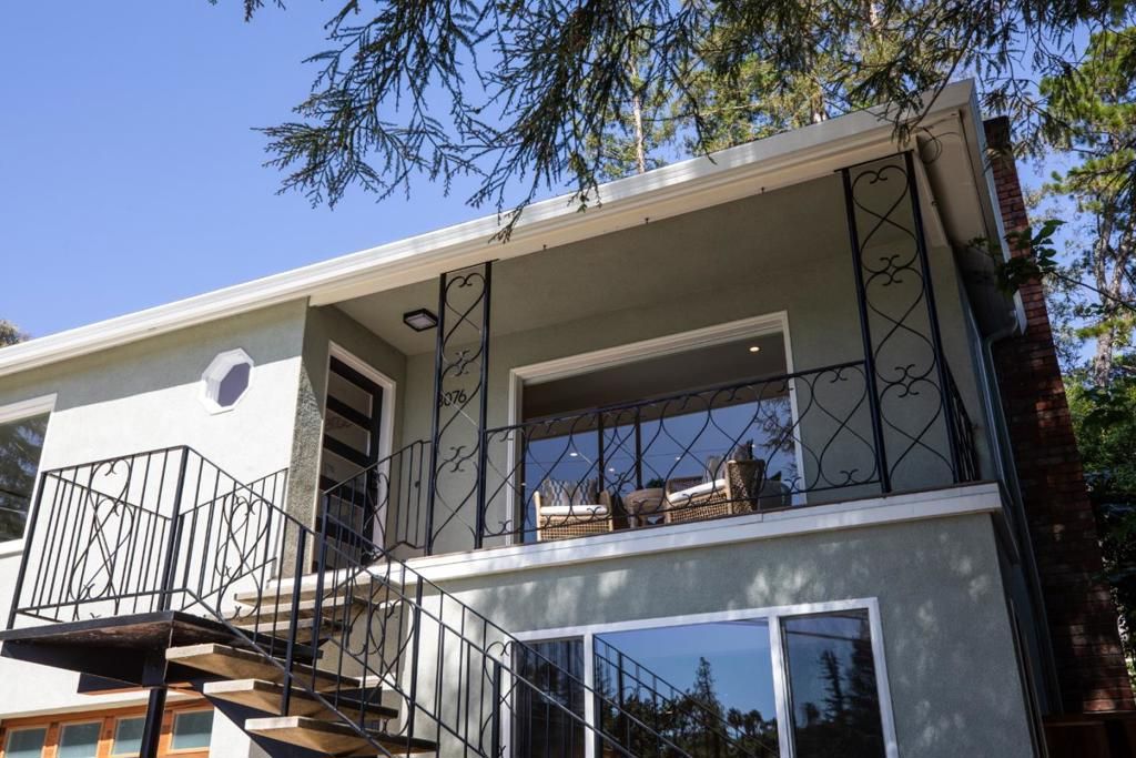 Image 2 of property listing at 3076 Oak Knoll Drive, Redwood City, CA 94062