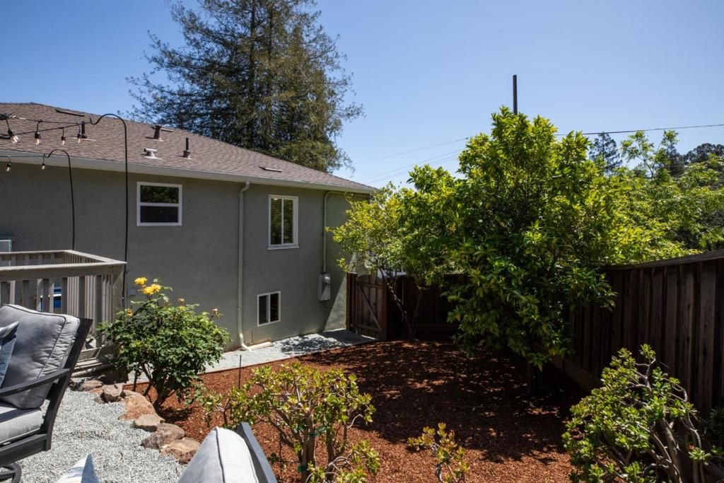 Image 20 of property listing at 3076 Oak Knoll Drive, Redwood City, CA 94062