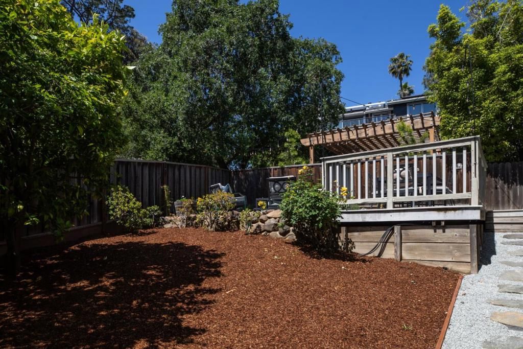 Image 21 of property listing at 3076 Oak Knoll Drive, Redwood City, CA 94062