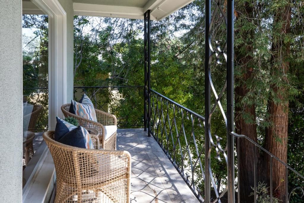 Image 3 of property listing at 3076 Oak Knoll Drive, Redwood City, CA 94062