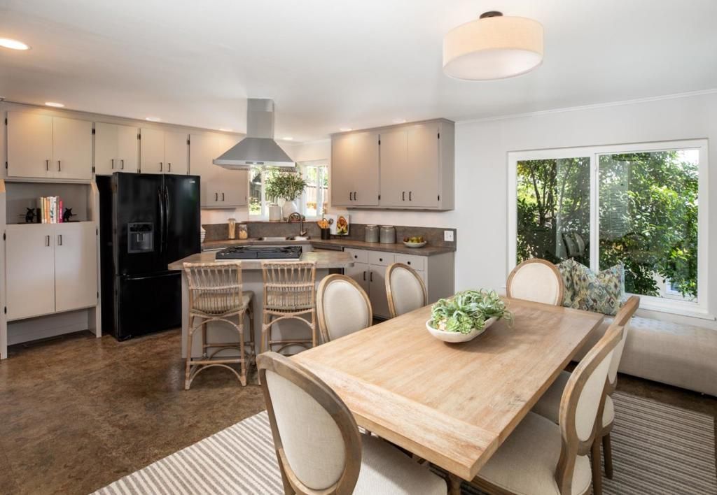 Image 8 of property listing at 3076 Oak Knoll Drive, Redwood City, CA 94062
