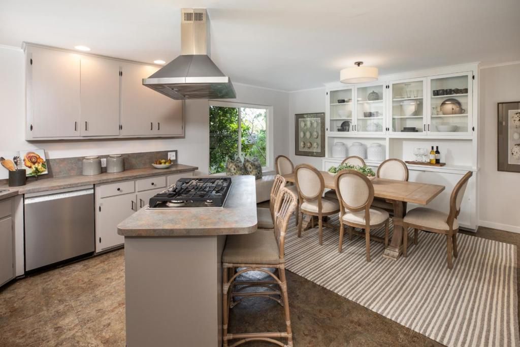 Image 9 of property listing at 3076 Oak Knoll Drive, Redwood City, CA 94062