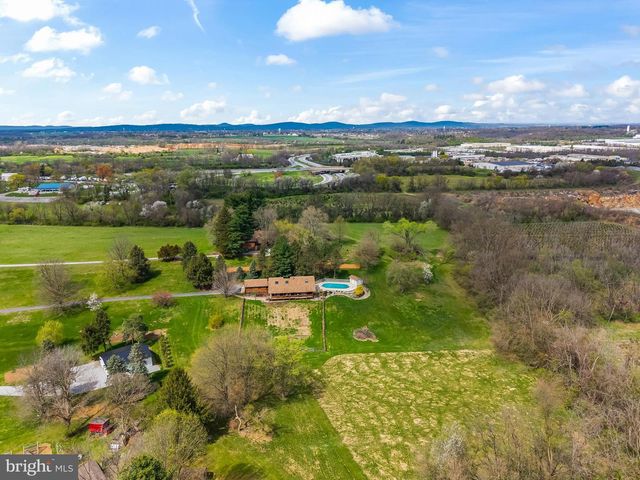 1570 WOODBERRY RD, York, PA 17408