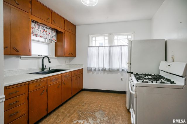 2709 N CALIFORNIA Avenue, Peoria, IL 61603