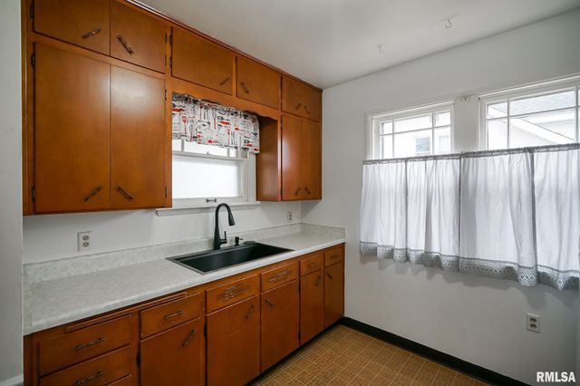 2709 N CALIFORNIA Avenue, Peoria, IL 61603