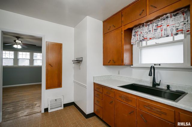 2709 N CALIFORNIA Avenue, Peoria, IL 61603