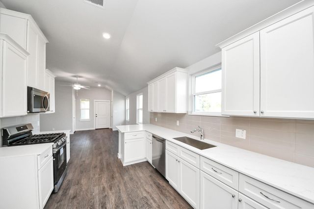 1225 Road 5202, Cleveland, TX 77327