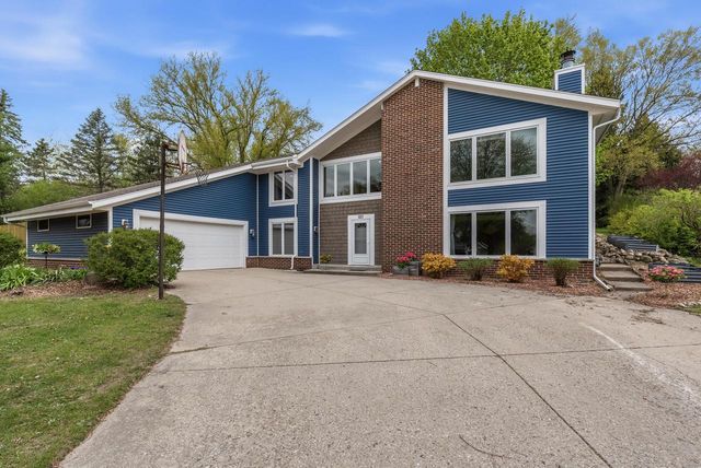 820 Crestwood DRIVE, Waukesha, WI 53188