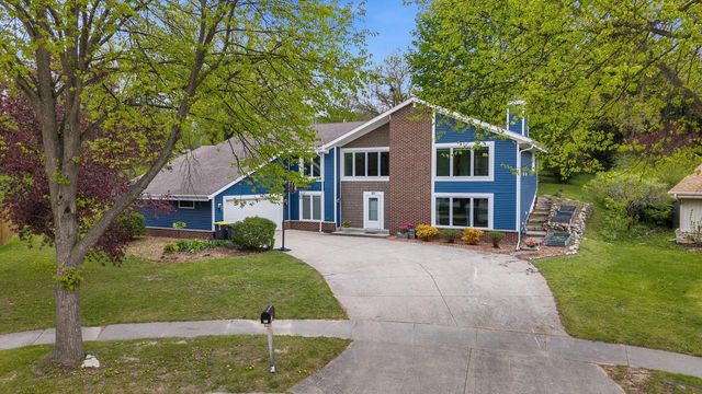 820 Crestwood DRIVE, Waukesha, WI 53188