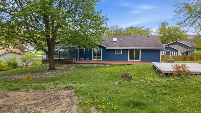 820 Crestwood DRIVE, Waukesha, WI 53188