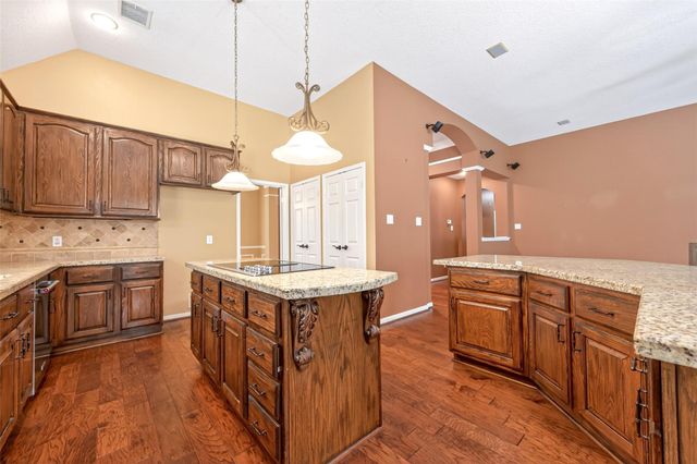 7 Windridge Place, The Woodlands, TX 77381