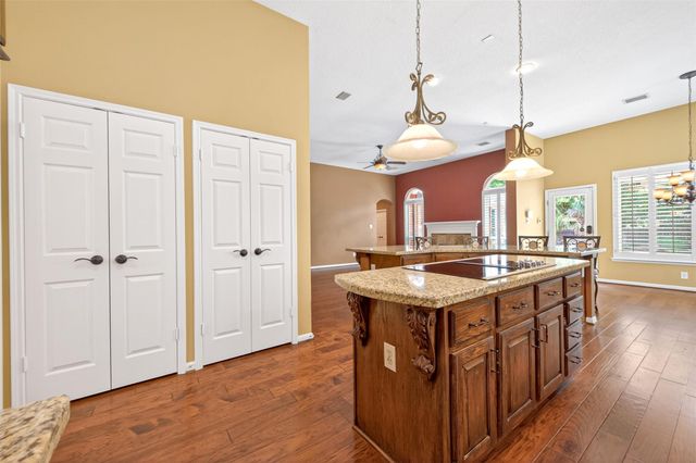 7 Windridge Place, The Woodlands, TX 77381