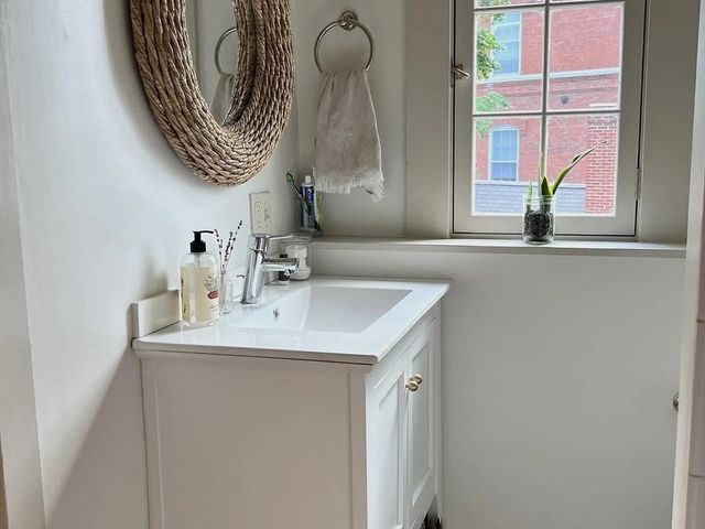 386 Essex Street 5, Salem, MA 01970