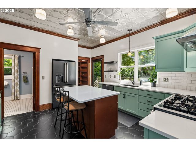 928 Se 18TH Ave, Portland, OR 97214