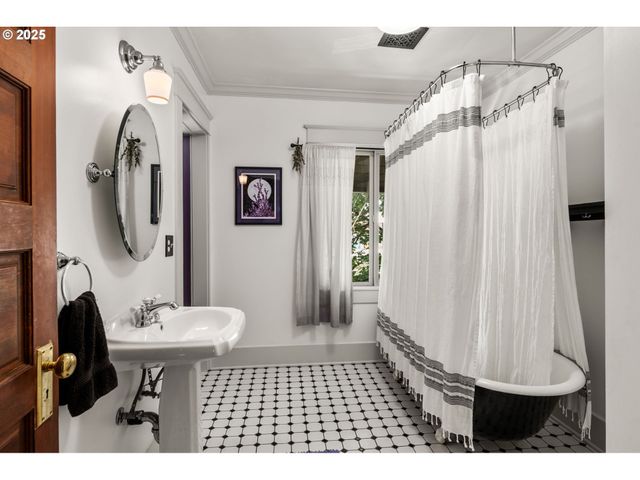 928 Se 18TH Ave, Portland, OR 97214