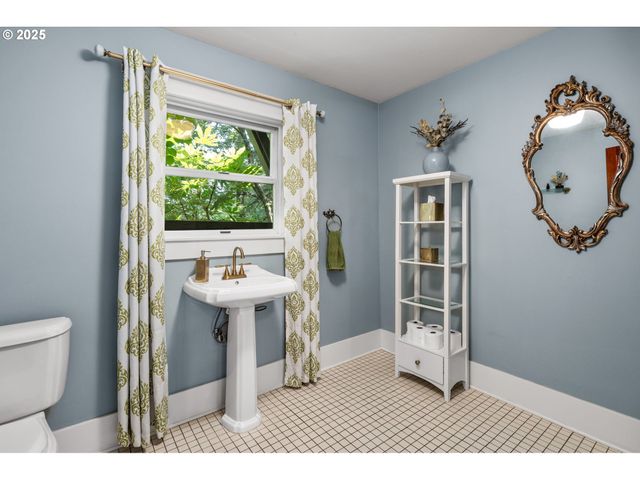 928 Se 18TH Ave, Portland, OR 97214