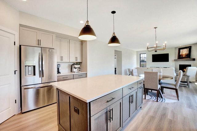 3741 Howell Oaks DRIVE, Waukesha, WI 53188