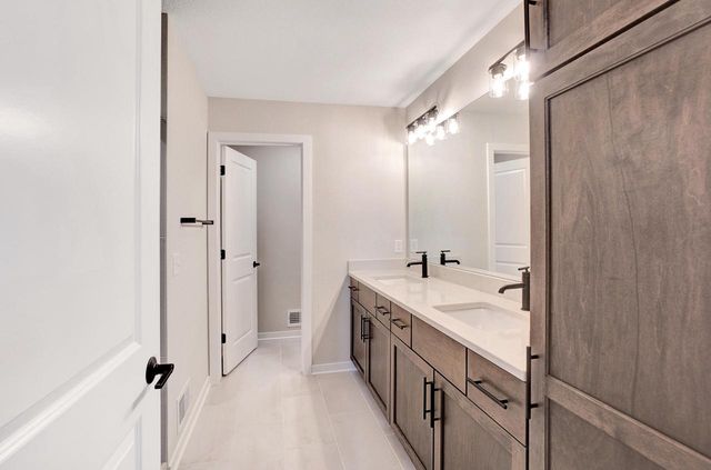 3741 Howell Oaks DRIVE, Waukesha, WI 53188