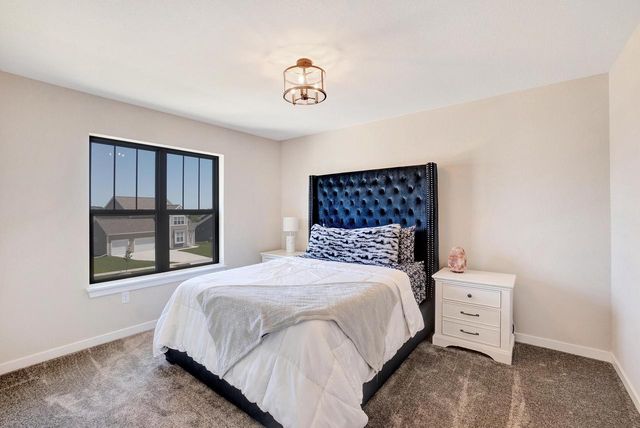 3741 Howell Oaks DRIVE, Waukesha, WI 53188