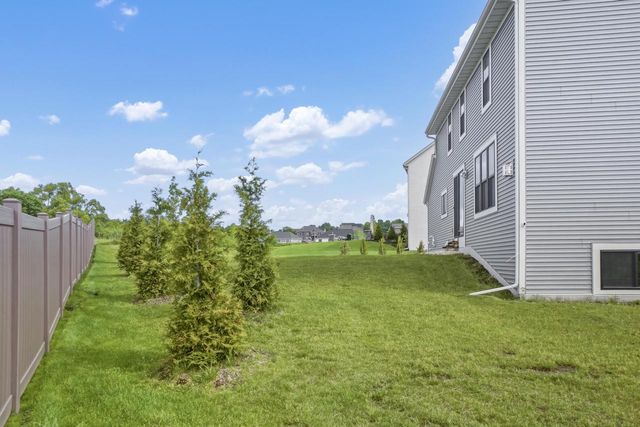 3741 Howell Oaks DRIVE, Waukesha, WI 53188