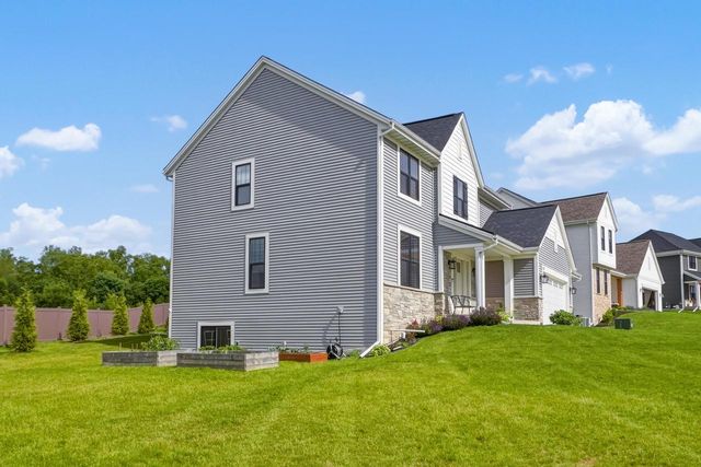 3741 Howell Oaks DRIVE, Waukesha, WI 53188