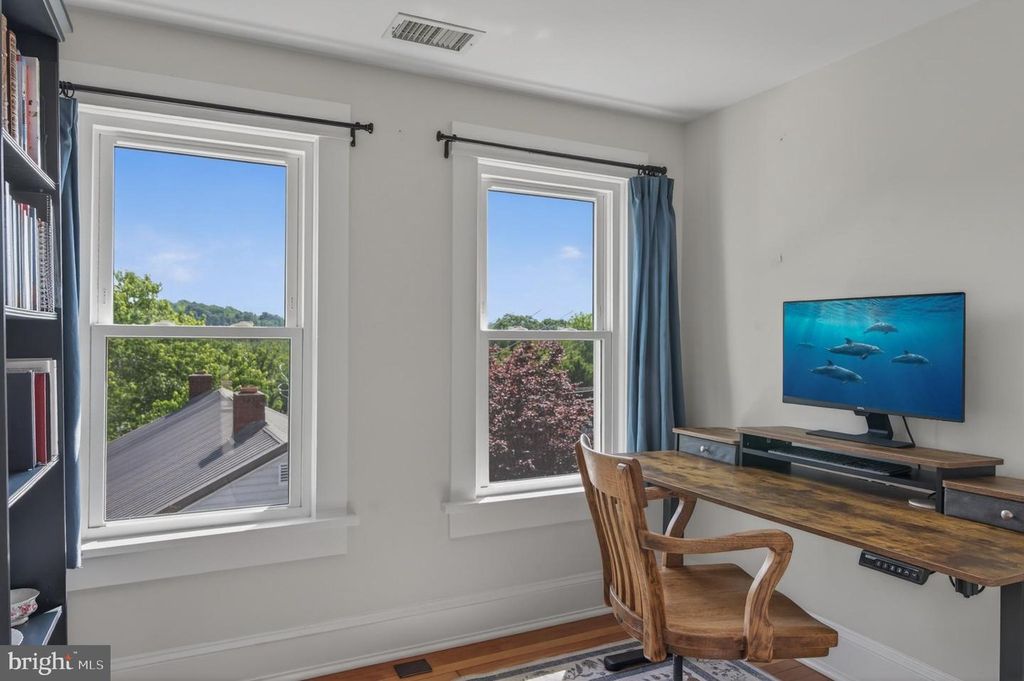 Image 31 of property listing at 116 CENTRAL AVE, Brunswick, MD 21716