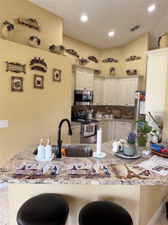 Image 13 of property listing at 701 WHITE IVEY COURT, Apopka, FL 32712
